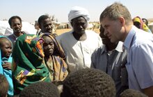 Minister of International Development, Erik Solheim, in Darfur. 
Foto: Wera Helstrøm /MFA Norway.